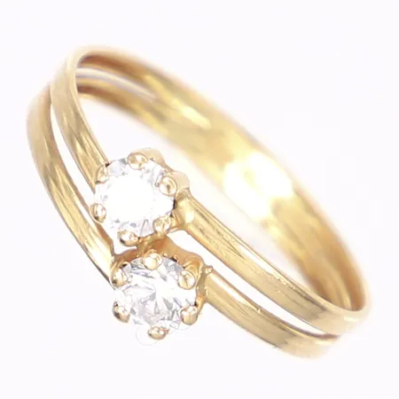 Ring med vita stenar, stl 19, bredd 3-7mm, GHA, bruksslitage, 18K Vikt: 1,2 g