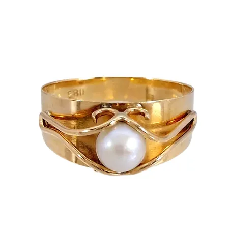 Ring, 18K guld, odlad Pärla Ø 5 mm, blåvitrosa ton, god lyster, tillverkarstämpel Ebif, P&S, svensk kontrollstämpel, Ø16½ mm, bredd 3-7 mm Vikt: 2 g