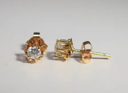 Ett par örhängen med diamanter, 2 x 0,44ct, 18k Vikt: 1,5 g