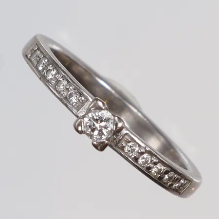 Ring med diamanter totalt 0,20ct enligt gravyr, stl 17¼, bredd 2-3mm, (SCH) Shalins, vitguld, 18K Vikt: 3,8 g