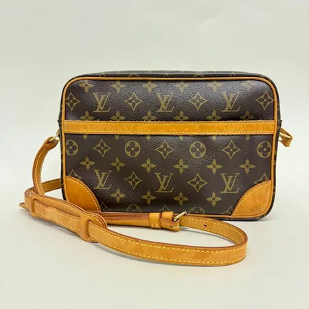 Axelremsväska Louis Vuitton Trocadero, mått ca 27x18x7cm, monogramcanvas, axelrem, fläckar på läderdetaljer, tag från The Vintage bar, inga tillbehör 