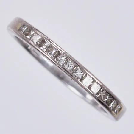 Ring med princesslipade diamanter ca 14x0,01ct, stl: 16, bredd: ca 2mm, graverad, vitguld, GHA, 18K Vikt: 2,3 g