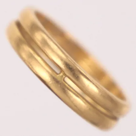 Ring slät, stl 19½, bredd 5mm, gravyr, två ihopsatta ringar, 20K Vikt: 7,5 g