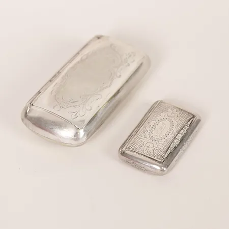 Två snusdosor, invändigt förgyllda, 5 respektive 9cm, 1800-talets slut, den mindre med gravyr, bruksslitage, silver.  Vikt: 170,8 g