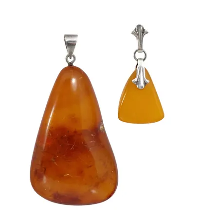 Hängen med Bärnsten, öglor i silver, 2 stycken, längd inkl. öglor 62,5 mm och mindre, en med oidentifierad tillverkarstämpel, största sten med ytslitage/märken Vikt: 16,4 g