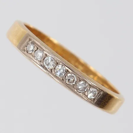 Ring med 8/8-slipade diamanter 7 x ca 0,02ct, stl: 17½, bredd 3,3mm, gravyr, 18K.  Vikt: 3,1 g