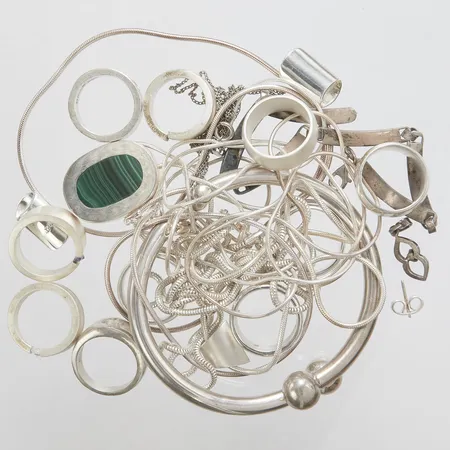 Diverse silver, ojämnheter, defekta, 835-925/1000 silver Vikt: 165,4 g