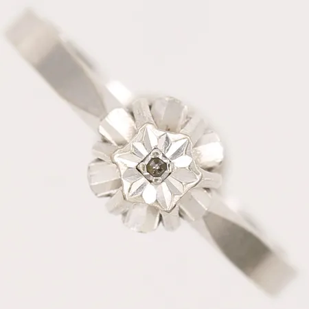 Ring med diamant ca 0,01ct, stl 15½, bredd 2-6mm, vitguld, 18K  Vikt: 1,7 g