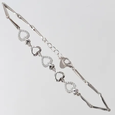 Armband med vita stenar, halvstelt, längd 18-20cm, bredd 1,8-7,5mm, silver 925/1000.  Vikt: 4,7 g
