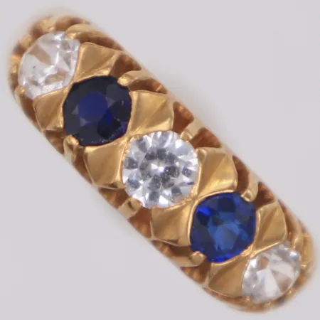 Ring med blå och vita stenar, stl 17, bredd 3,4-6mm, små nagg på stenar, 18K  Vikt: 3,9 g