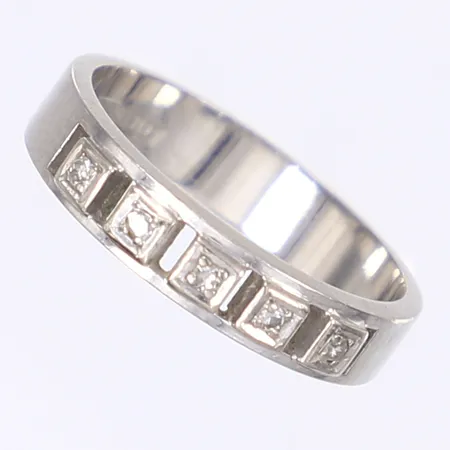 Ring med dia 5x0,01ctv enligt gravyr, stl 17½, bredd 4mm, vitguld 18K Vikt: 4,2 g