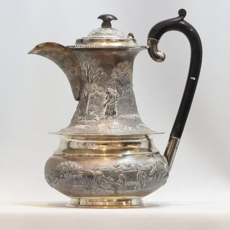 Kaffekanna med handtag i trä, höjd 23cm, Asien, troligen tillverkad i Indien under kolonialtiden, tidigt 1900-tal, rikt dekorerad med exotiskt landskap med bland annat träd, natur och elefanter och bufflar, botten stämplad med Sterling Silver 925/1000 Vikt: 805,2 g