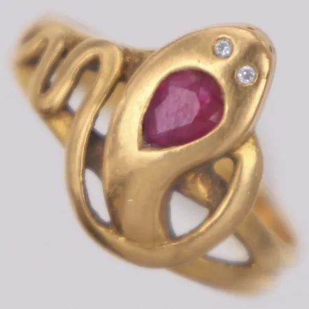 Ring med röd och vita stenar, stl 16½, bredd 3,1-14,0mm, ostämplad, 18K Vikt: 4 g