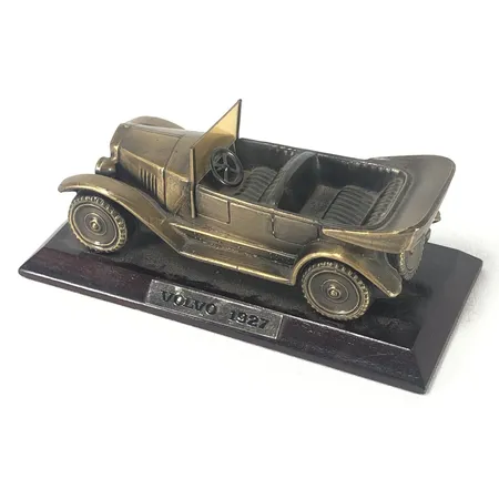 Modellbil Volvo PV4 1927, brons på träsockel, 15x7x5cm Skickas med paket.