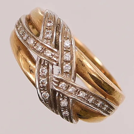 Ring med 22 diamanter, 0,18ctv enligt gravyr, Ø18¾, bredd: 4,6-11,7mm, gravyr, 18K, ,1g.