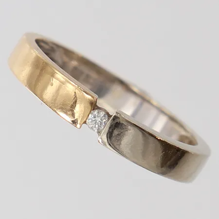 Ring med briljantslipad diamant 1 x ca 0,03ct, stl: 17, bredd 3mm, GHA, tvåfärgat 18K.  Vikt: 2,5 g