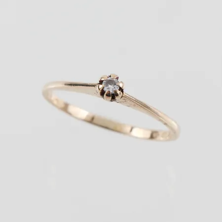 Ring med diamant 0,04ct, stl 16¾mm, 18k  Vikt: 1,3 g