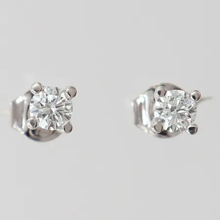 Ett par örhängen med diamanter 2 x ca 0,19ct, Ø4mm, vitguld, Guldfynd, 18K Vikt: 1,1 g