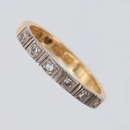 Ring med 8/8-slipade diamanter 6 x ca 0,01ct, stl: 14½, bredd 2,3mm, skev, 18K.  Vikt: 1,9 g