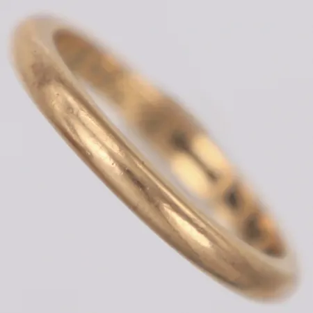 Ring, stl 18¾, bredd 2,3mm, personlig gravyr, 18K Vikt: 4,3 g