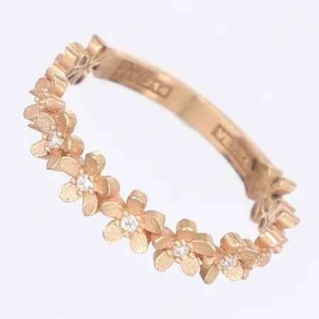 Ring med vita stenar och blomdekor, stl 18, bredd 2-4mm, 18K, defekt, sten saknas Vikt: 1,7 g