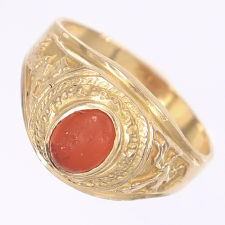 Ring med dekor i relief och röd sten, stl 19¾, bredd 3-13mm, 18K Vikt: 6,2 g
