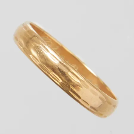 Ring, stl 19½, bredd 4mm, gravyr, 18K Vikt: 3 g
