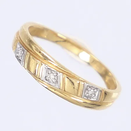 Ring med diamanter 3x ca 0,005ct, stl 15¾, bredd 1,5-4mm, 18K Vikt: 1,6 g
