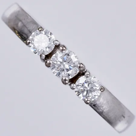  Ring med diamanter ca 1x0,18ct +1x0,15ct samt 1 sten som indikerar på syntetisk diamant, GHA, stl: 17¾, bredd ca 3mm, 18K Vikt: 5,4 g