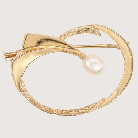 Brosch med odlad sötvattenpärla, längd: 31mm, bredd: 22mm, 18K guld.  Vikt: 3,2 g