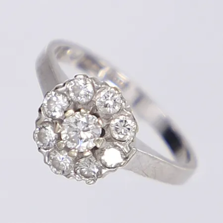 Ring med diamanter 1x ca 0,15ct, 8x ca 0,05ct, totalt 0,55ctv enl. gravyr, stl 15¼, bredd 15-9,5mm, tillv. Bo Cedstam, Stockholm 1975, vitguld 18K Vikt: 3,5 g