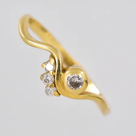 Ring, diamanter ca 0,09ctv, stl 17¾, skev skena, 18K Vikt: 2,3 g