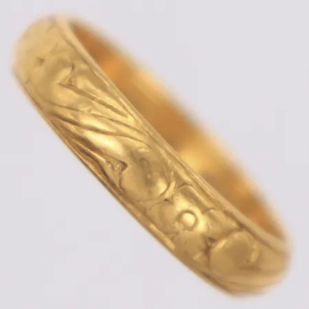 Ring stl 18¼, bredd 4,5mm, mönsterdekor, gravyr, 23K Vikt: 6 g