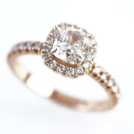 Ring med kuddslipad diamant ca: 0,80ct (5,1x5,5mm), & 50st diamant 0,01ct /st W/si, stl: 16,5, (51), 18k Vikt: 3,4 g