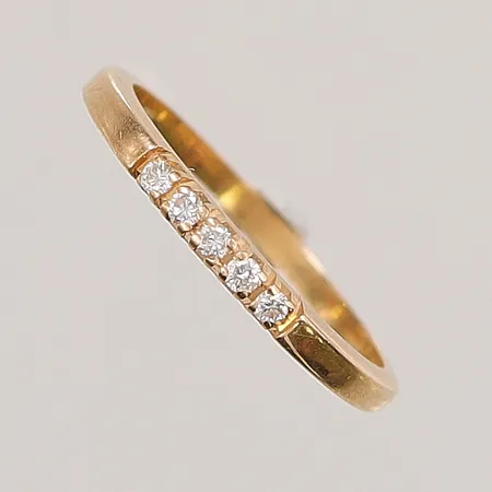 Ring med 5 diamanter 0,10ctv enligt gravyr, Ø18½, bredd: 2mm, 18K 2,5g.