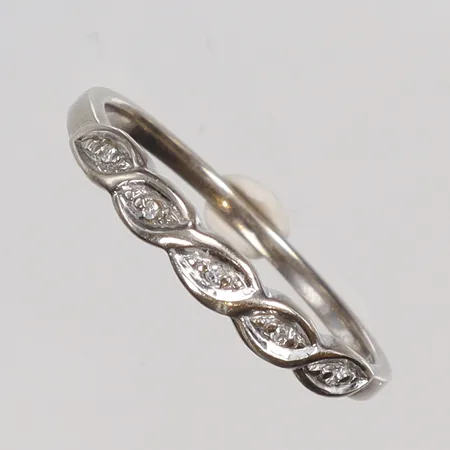 Ring i vitguld med diamanter 5xca0,005ct stl 18 bredd 1-2,5mm GHA, 18K Vikt: 1,7 g