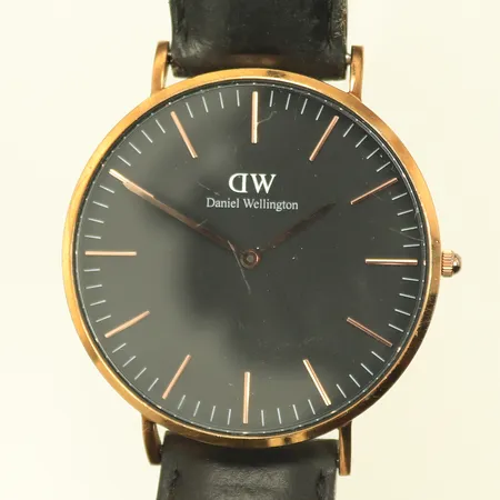 Herrur Daniel Wellington Quartz, läderbad slitet. boett Ø41mm. # B40R13, sernr: 01150061714. bruksslitage, inga skador
