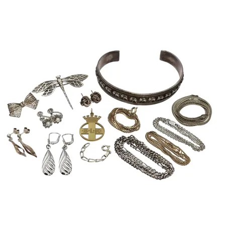 Silversmycken, merparten 925/1000, bl.a. Örhängen, Halskedjor, enstaka bruksmärken kan förekomma Vikt: 65,9 g