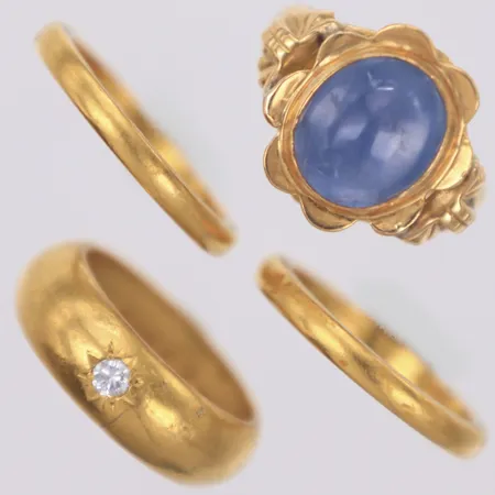 4 Ringar, defekt, en med sten, del i 18K, 23K  Vikt: 28,2 g