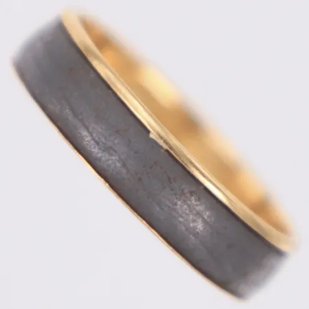 Ring stl 19, bredd 5,2mm, guld/monel, gravyr, 18K bruttovikt: 3,6g Vikt: 0 g