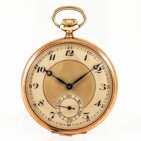 Fickur i 14K guld. Boett Ø 51 mm med monogramgravyr på baksidan, manuell. Innerboett i gul metall med minnesgravyr från 1947. Bruttovikt: 86,1g. Läderfodral, originalask, garanti- och försäkringsbevis medföljer. Lock går ej att stänga. Går ej att dra upp, verkar vara draget i botten.