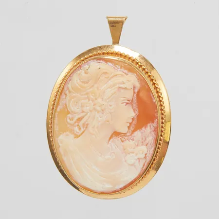 Hänge/brosch camé, längd ca 40mm, bredd 27mm, 18K, bruttovikt: 7,0g.