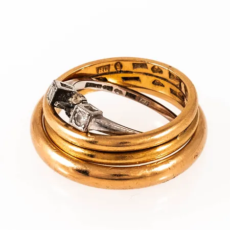 Diverse defekt/graverat guld i 18K. Vikt: 15,8g. 