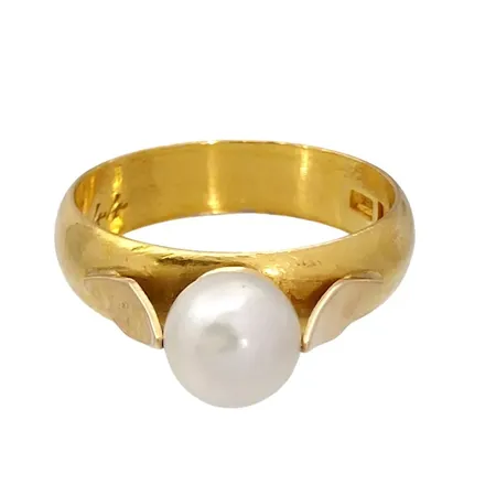 Ring, 23K guld, två delar i 18K guld, odlad Pärla Ø 7 mm, blåvitrosa ton, god lyster, svensk kontrollstämpel, Ø19¼ mm, bredd 5,5 mm, gravyr Vikt: 8,6 g