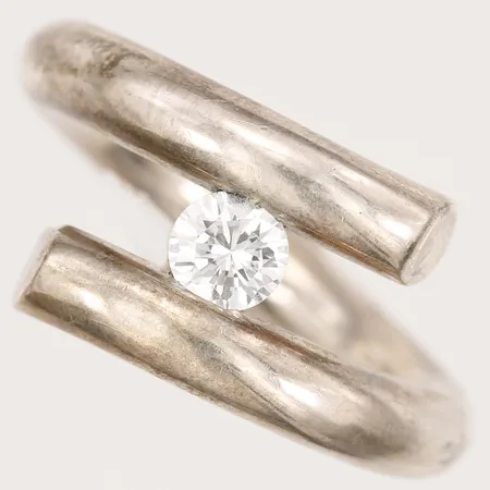 Ring med vit sten, stl 17½, bredd 4mm, silver Vikt: 12,5 g