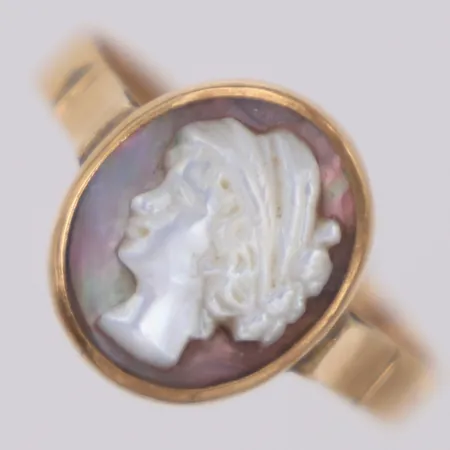 Ring med snäckskalscamé, stl 17¾, bredd 2,6-12,9mm, 14K  Vikt: 2,8 g