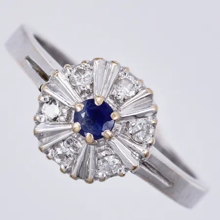 Ring med 6 diamanter totalt ca0,10ctv, blå sten, stl: 16¾, bredd: ca 2-9mm, Guldkedjan Gk Ab år 1988, vitguld, 18K Vikt: 3,8 g