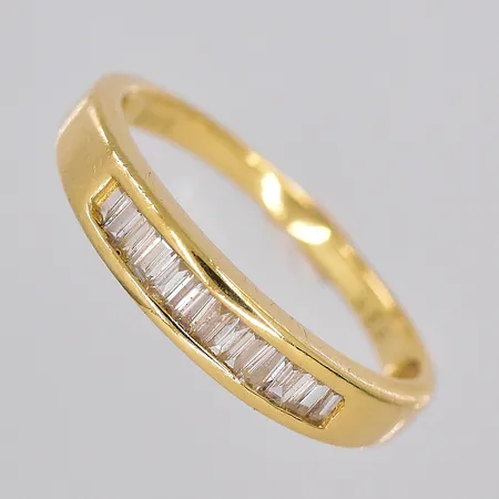 Ring, trapetsslipade diamanter 0,29ctv enligt gravyr, stl 16¾, bredd ovandel 3,7mm, 18K Vikt: 2,6 g