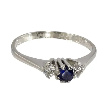 Ring, 18K vitguld, Safir Ø 3 mm, Diamanter 2 x 0,05ct, GIA, Ø15½ mm, bredd 1,7 - 3,3 mm, safir med lätt slitage, gravyr Vikt: 1,4 g