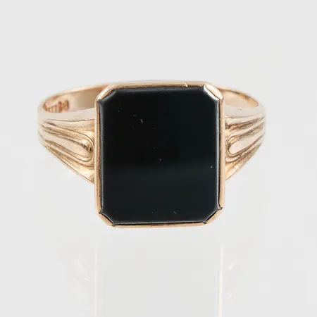 Klackring med sten troligtvis hematit, stl 20½mm, bredd 2,9-14,6mm, Hallbergs Guldvarufabrik Hovjuv B Köping 1952, något ojämn form, 18k Vikt: 5,8 g